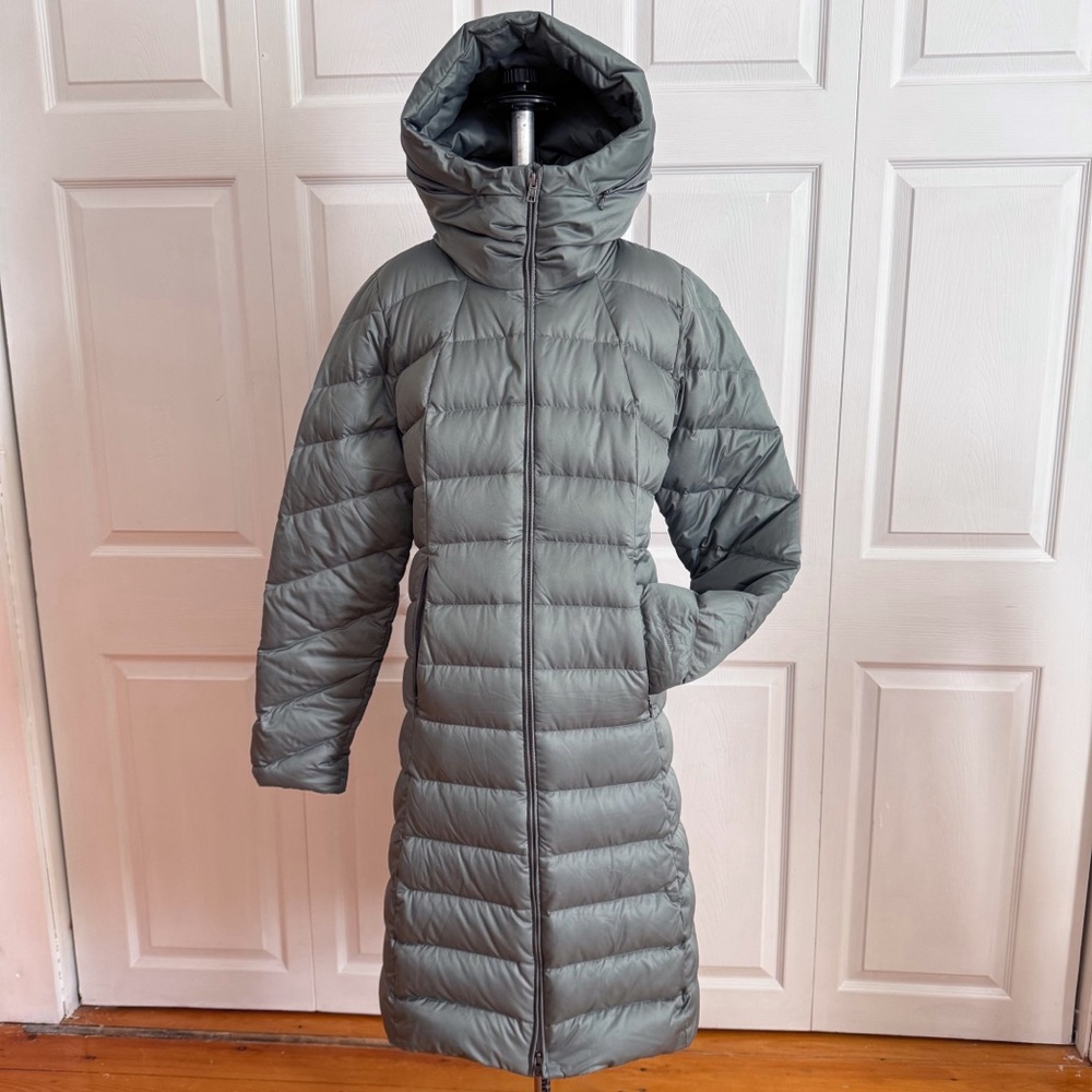 Patagonia Women’s Silver Gray Hooded Down Jacket Puffer Coat Size M